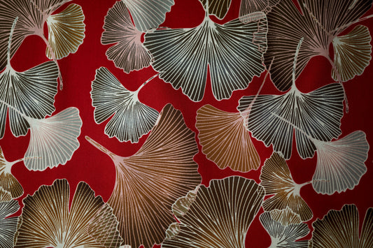 Fließender Stoff mit Ginkgo Muster in Rot – perfekt für Blusen oder Röcke