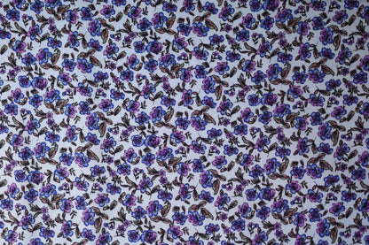 Bunter Viskose: Kleine Blümchen in Violettblau – perfekt für Blusen, Röcke und Accessoires