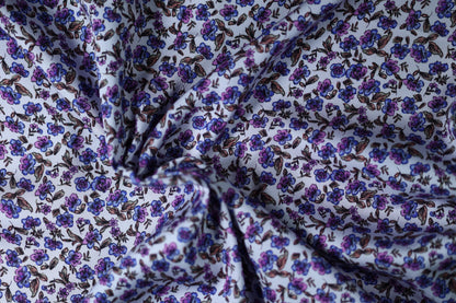 Kleine Blümchen in Violettblau – fließend, weich und ideal für luftige Sommerkleider