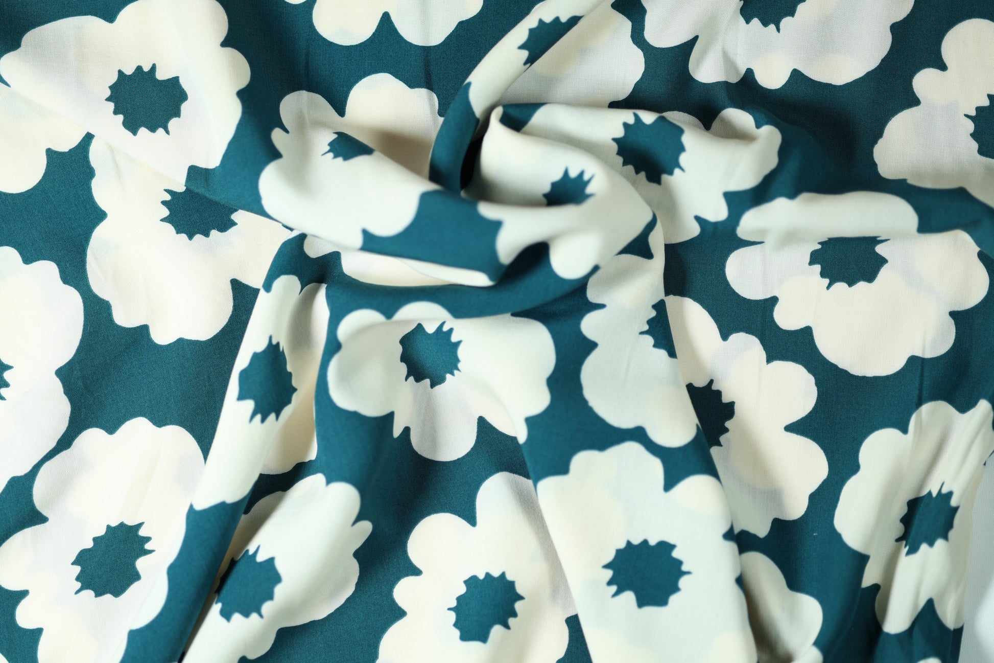 Viskose – Teal Blumen auf Weiß – ideal für Sommerkleidung, Blusen und Accessoires