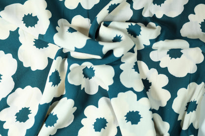 Viskose – Teal Blumen auf Weiß – ideal für Sommerkleidung, Blusen und Accessoires