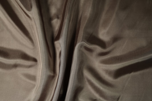 Futtertaft in Taupe mit edlem Glanz