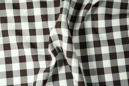Detailaufnahme vom Polyester Krierte Stoff in Kohle und Weiß – leichter Faltenwurf