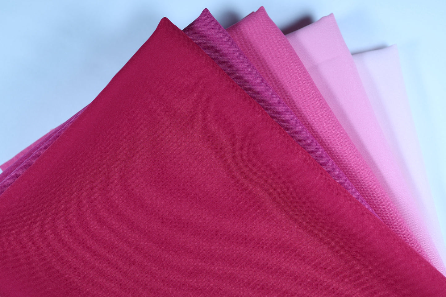 Stoffkollektion mit Rosa-Tönen – Dunkelpink gut sichtbar