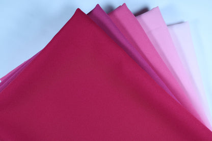 Stoffkollektion mit Rosa-Tönen – Dunkelpink gut sichtbar