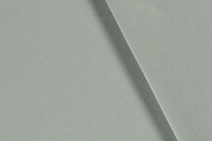 Detailaufnahme Polyester Stoff salbeigrün Uni feine Struktur matt