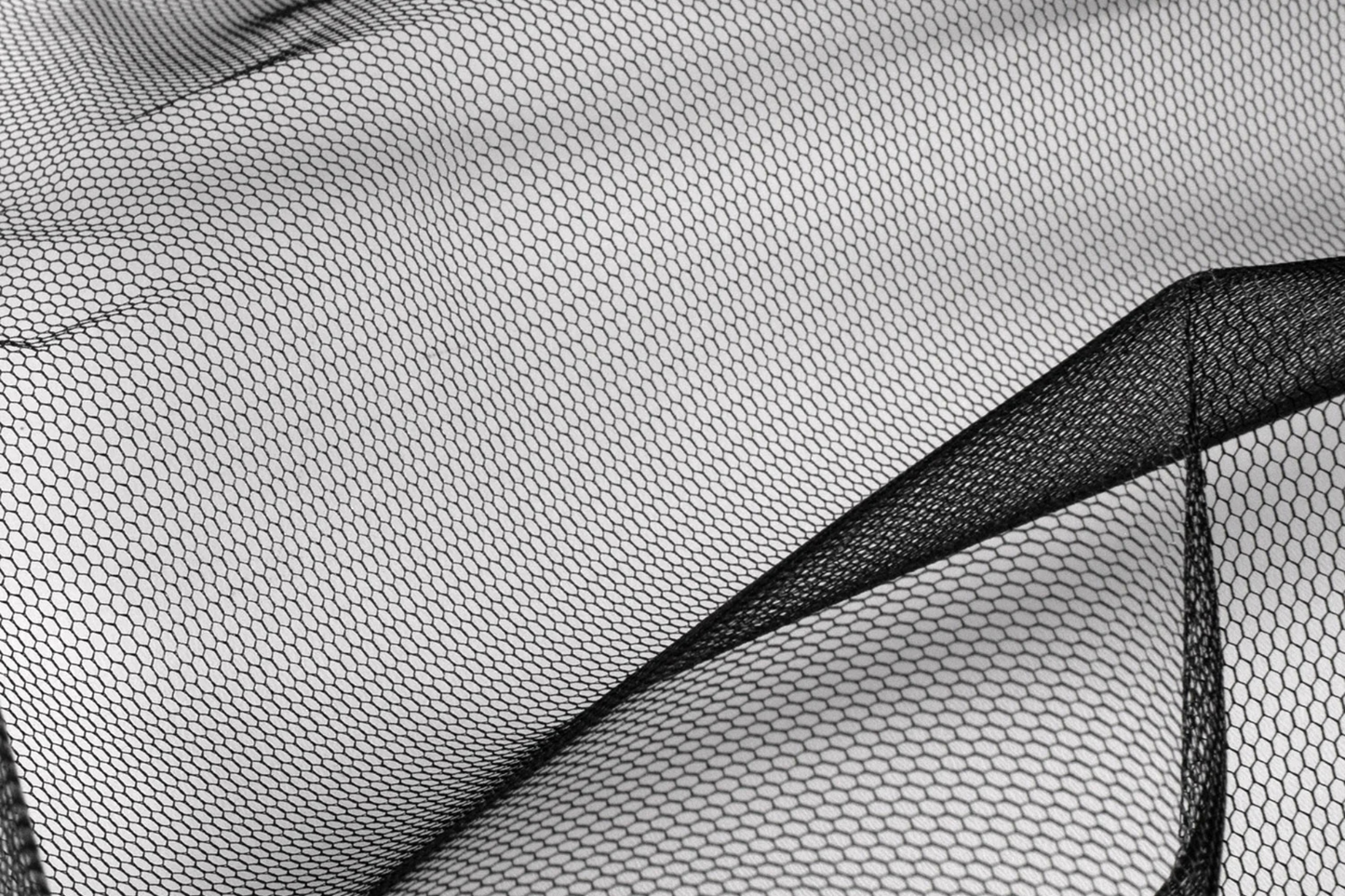 Halbtransparenter Uni Tüll Stoff Schwarz