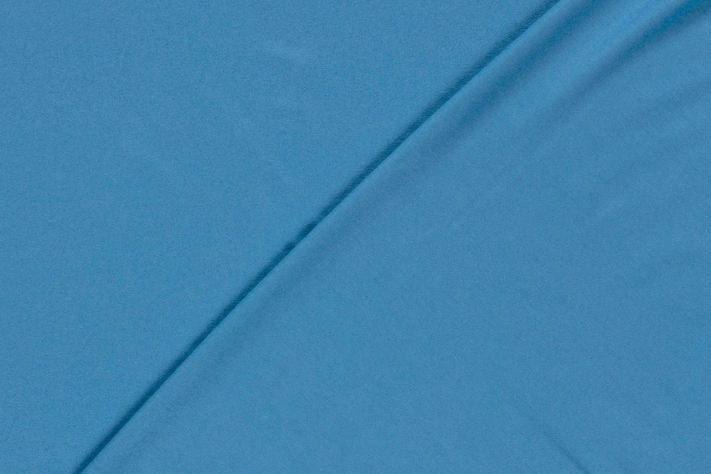 Aqua blauer Viskose Stoff gefaltet – eleganter leichter Sommerstoff