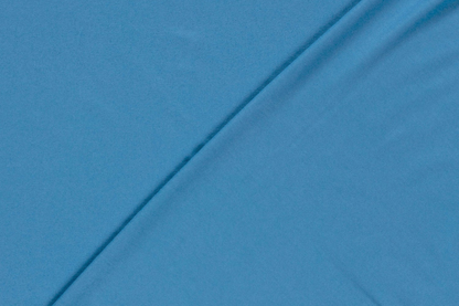 Aqua blauer Viskose Stoff gefaltet – eleganter leichter Sommerstoff