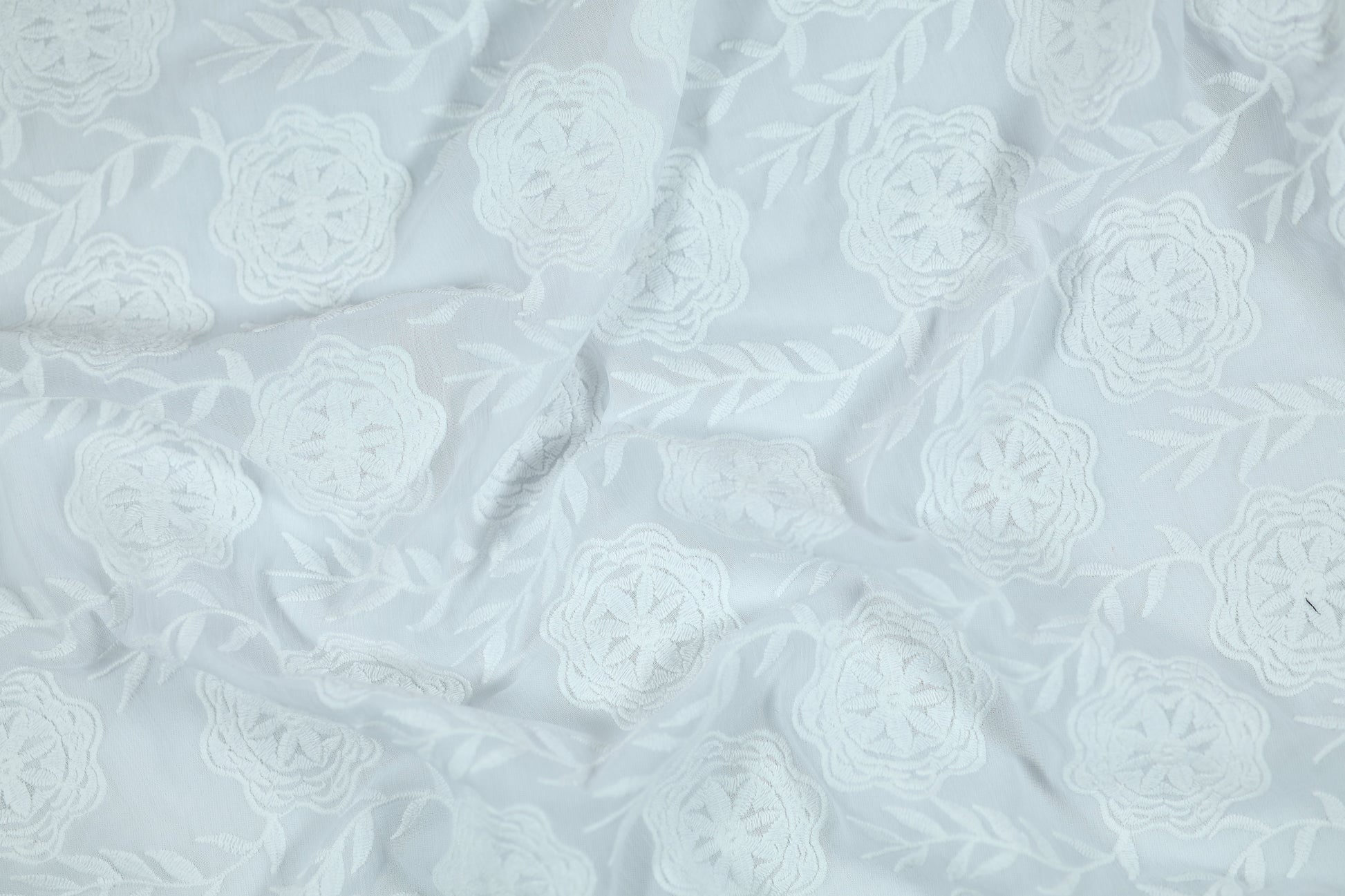 Elastischer Baumwollstoff Florale Stickerei Weiß – ideal für Kleidung und Accessoires