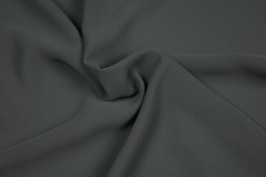 Fließender Georgette-Chiffon Stoff in Dunkelgrau mit matter Struktur und leicht transparentem Fall – ideal für Kleider, Blusen und elegante Dekorationen