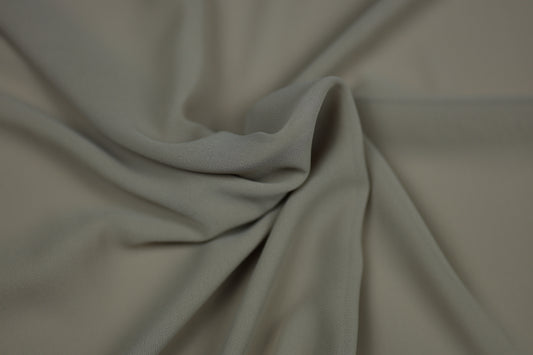 Fließender Chiffonstoff in Graugrün mit weichem Faltenwurf – ideal für Kleider und Blusen