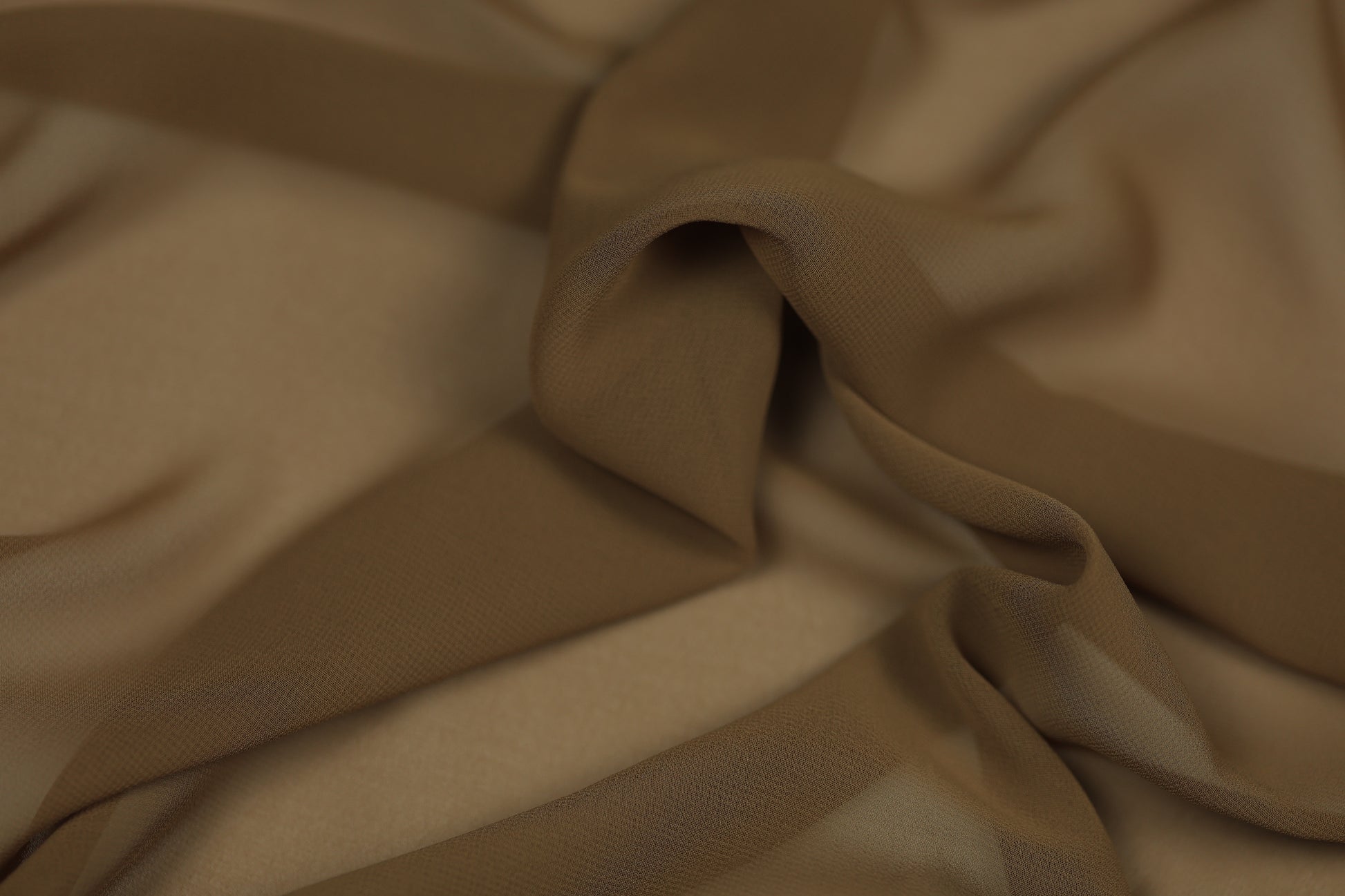 Detailaufnahme von Chiffonstoff in Karamell – halbtransparent und edel fallend