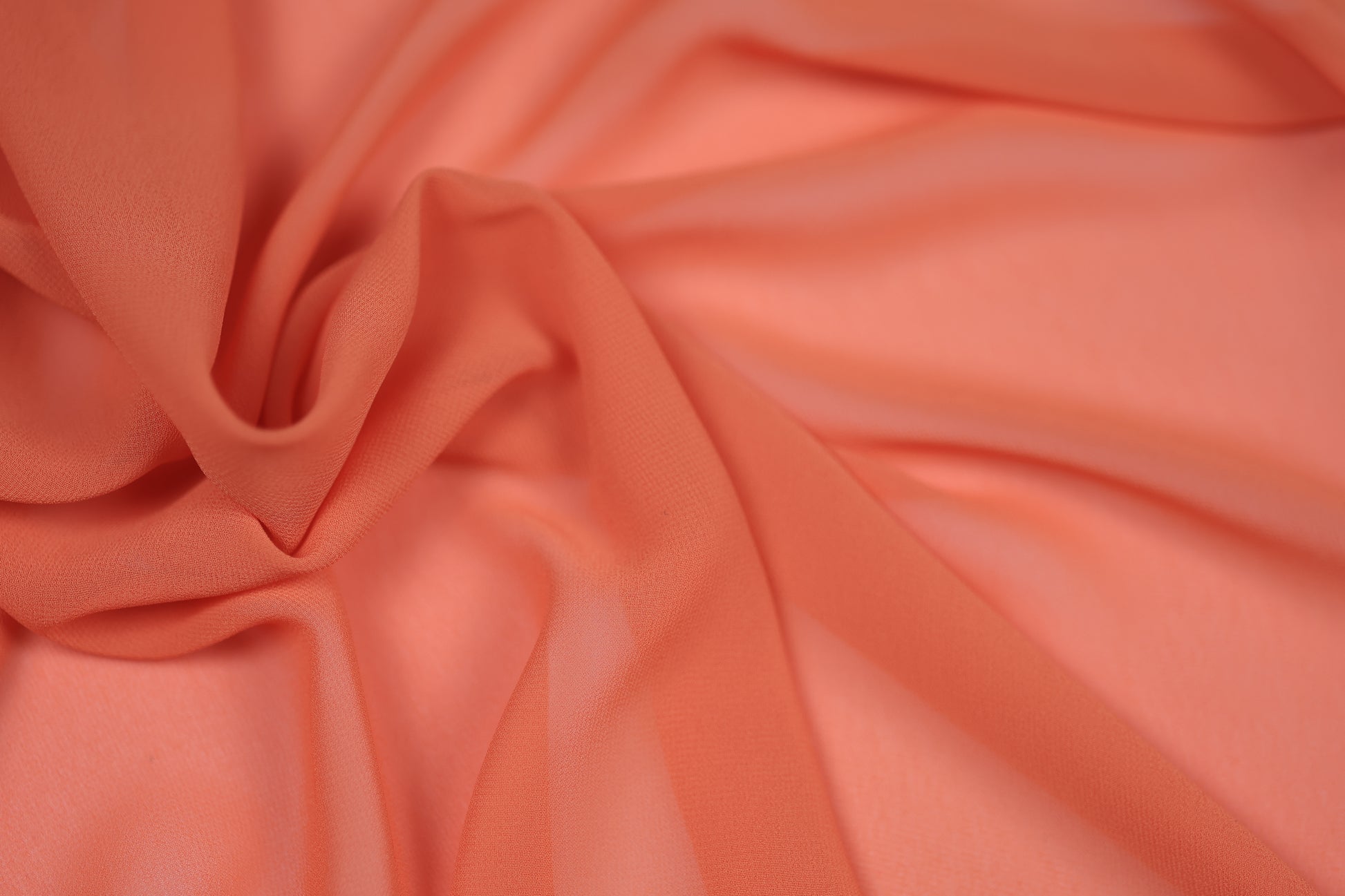 Fließender Chiffonstoff in Koralle mit weichem Faltenwurf – ideal für Sommerkleider