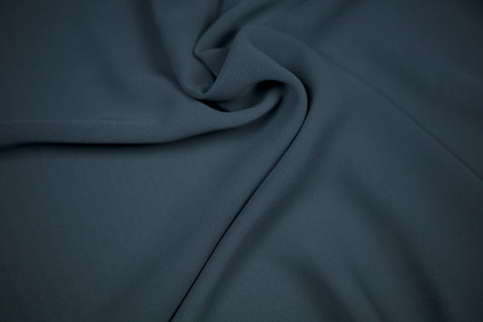 Fließender Chiffonstoff in Dunkelpetrol mit weichem Faltenwurf – ideal für Kleider und Blusen