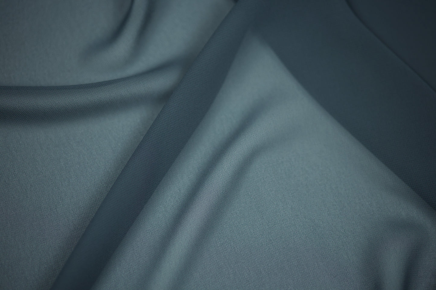 Detailaufnahme von Chiffonstoff in Dunkelpetrol – leicht transparent und edel fallend
