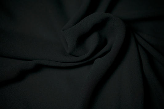 Schwarzer Jorjet-Chiffonstoff mit weich fließender Textur für elegante Mode