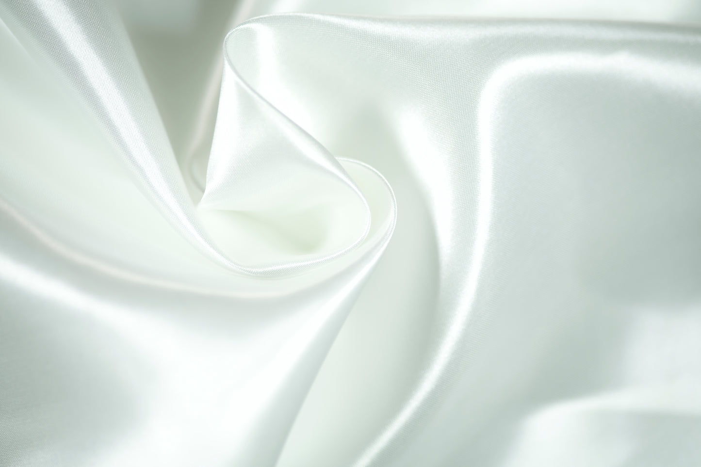 Faltiger Dekostoff aus Satin in zartem Champagnerton – hochwertiger Glanz
