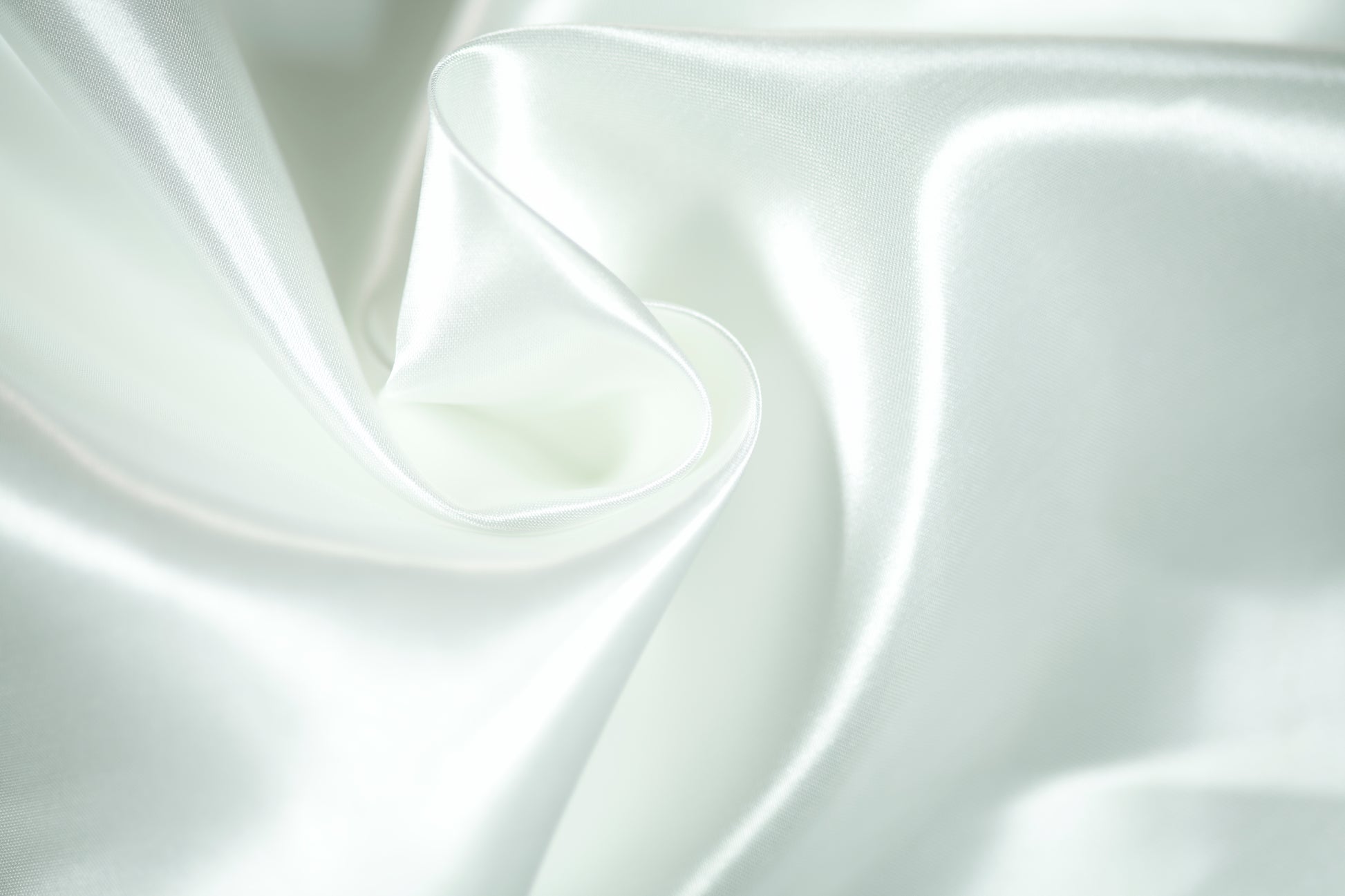 Faltiger Dekostoff aus Satin in zartem Champagnerton – hochwertiger Glanz