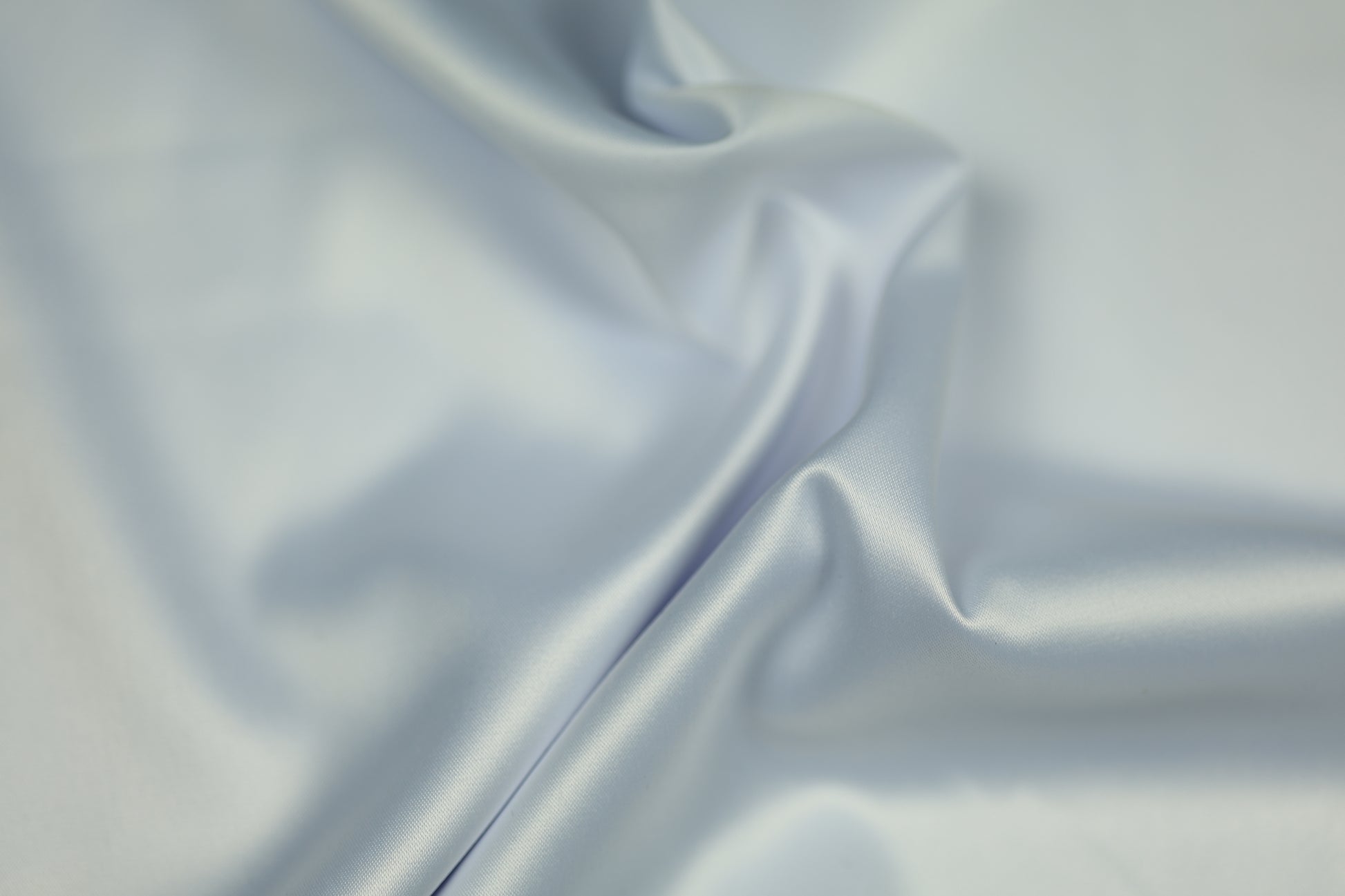 Satin Stoff in Eisblau Farbe glänzend – weicher Stoff ideal für elegante Kleider, Dekoration oder DIY-Nähprojekte