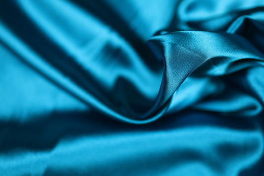 Satin Stoff in Türkisblau glänzend – strahlender Stoff für besondere Kleider, festliche Deko oder DIY-Projekte