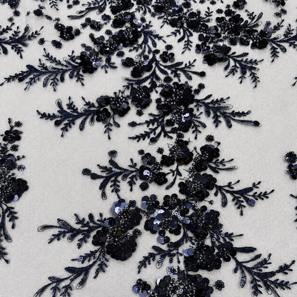 Perlenspitze Marineblau mit plastischen 3D-Blüten und Pailletten auf Tüll – Stoffeya